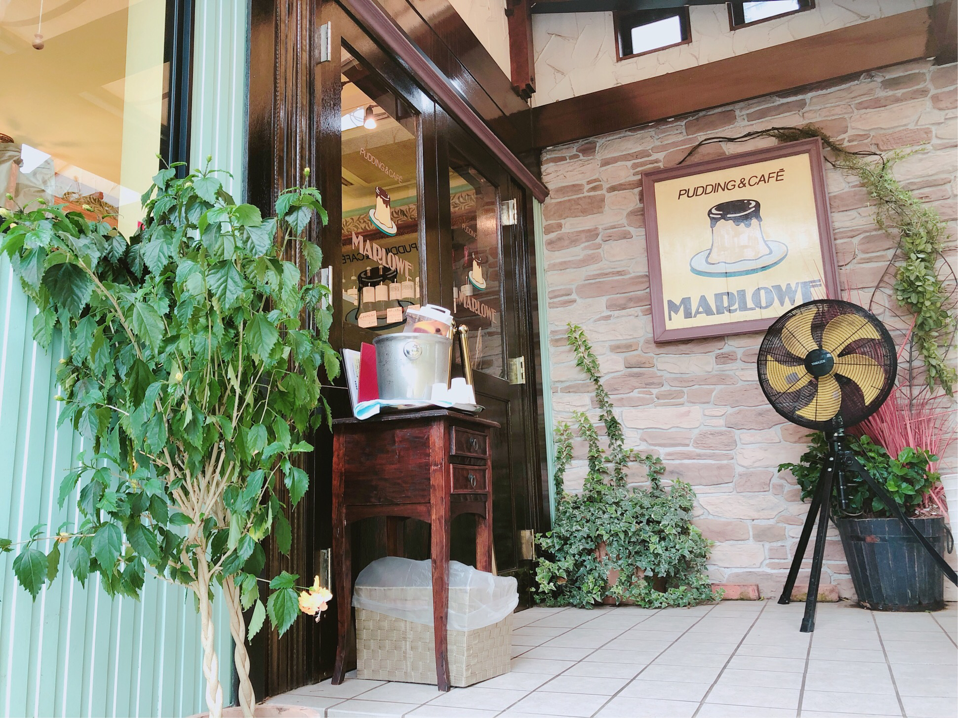 人気プリン店、ビーカープリンが有名なマーロウ葉山店の入口です。