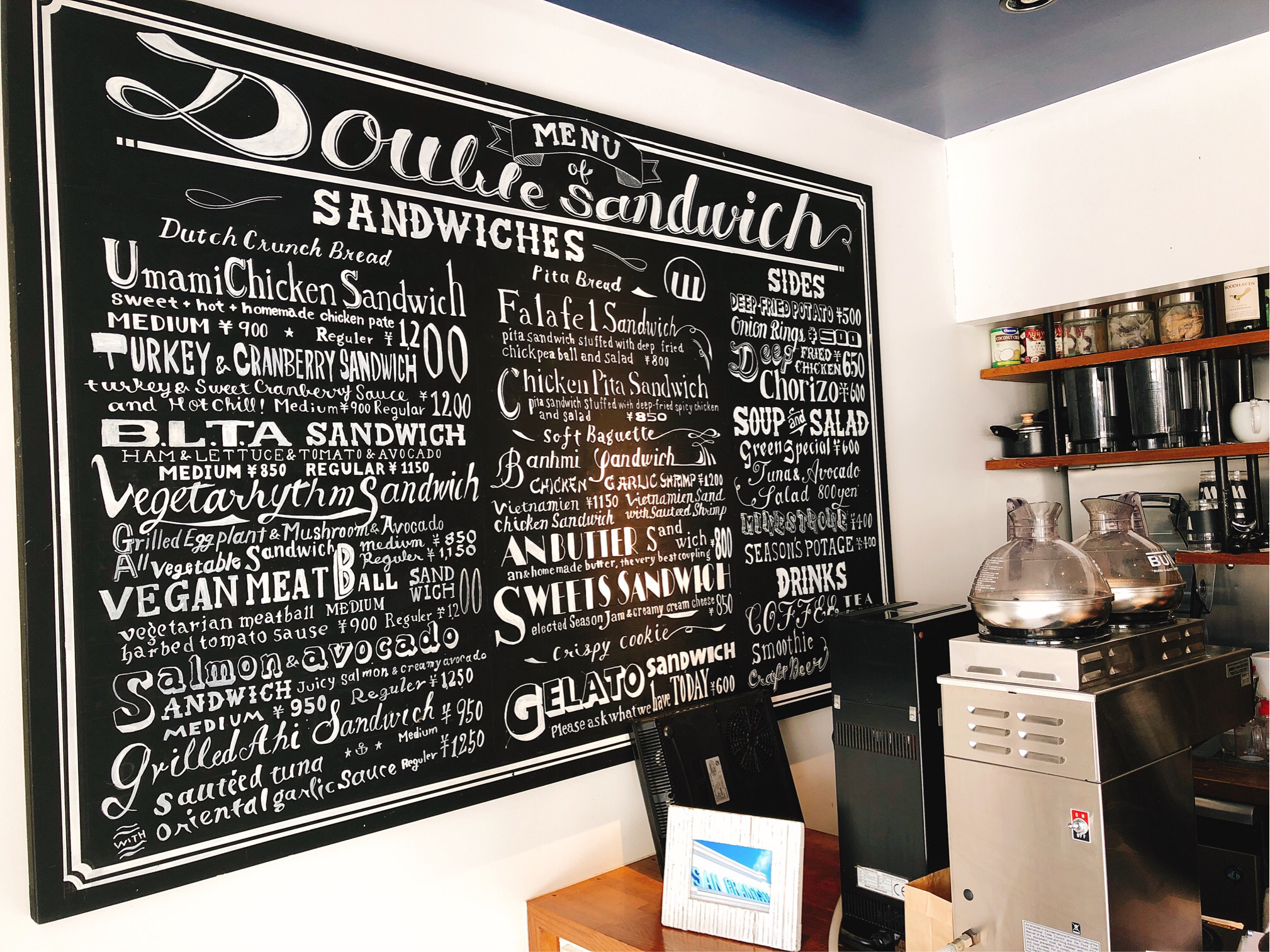 ダブルサンドイッチメニュー看板。黒板に白の文字がおしゃれで、アメリカンな雰囲気です。