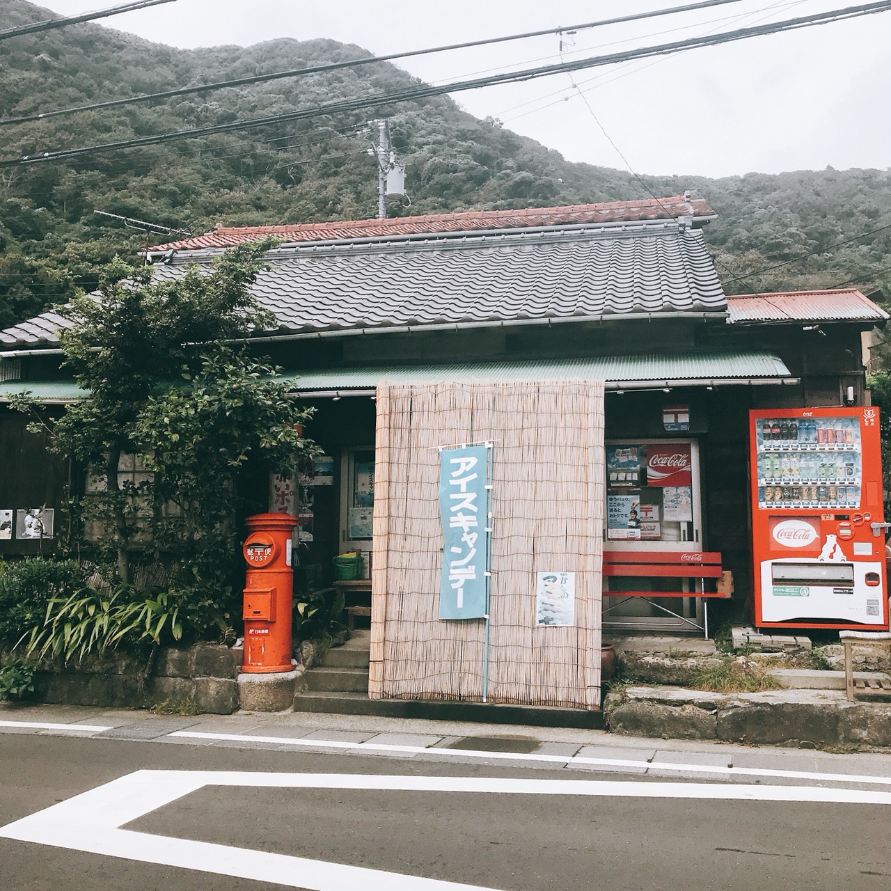 レトロなポストの小道の横にある、赤い郵便ポストのレトロなお店