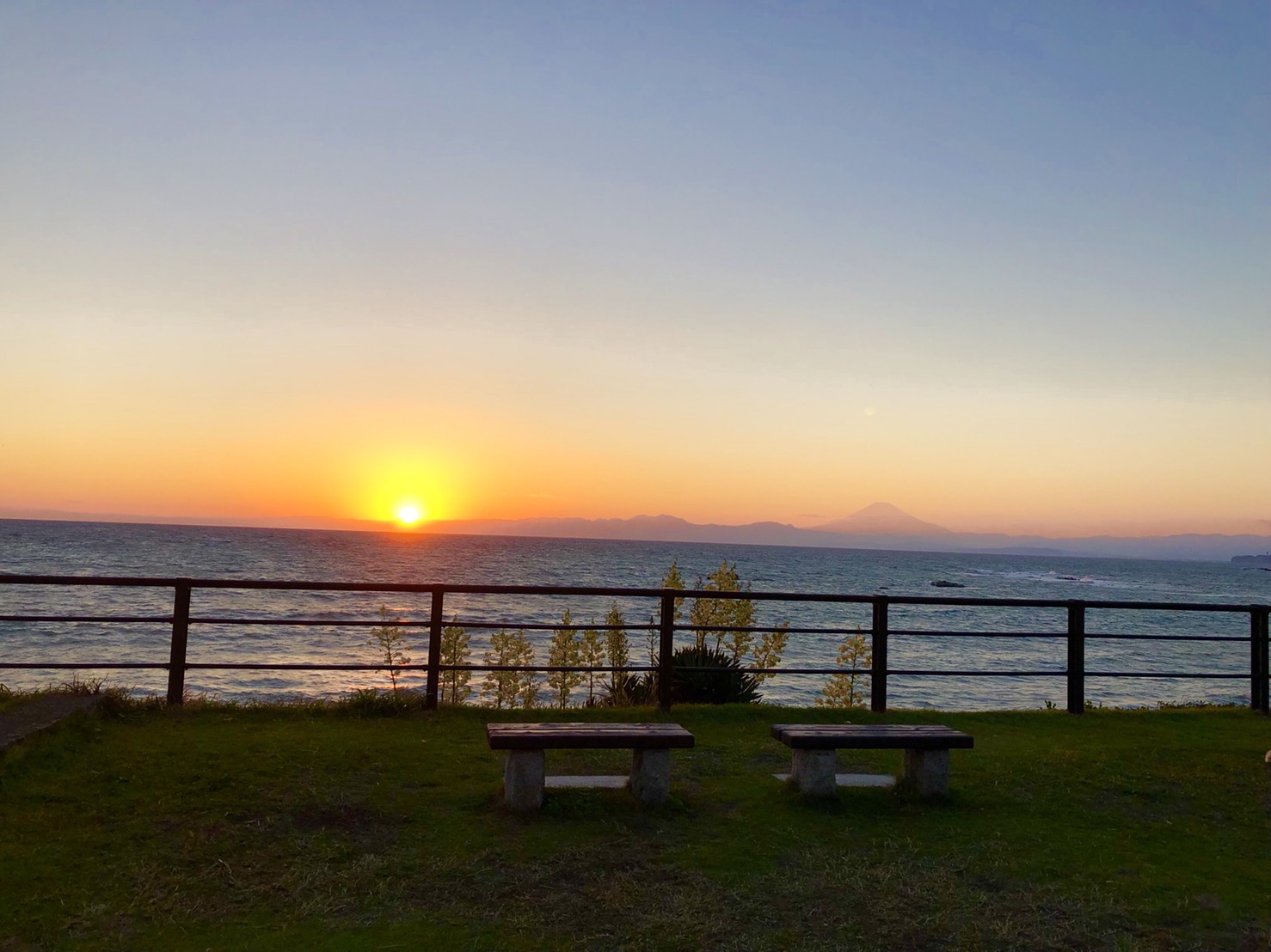 葉山公園から見える夕日。地平線に夕日が照らされ赤く染まっている