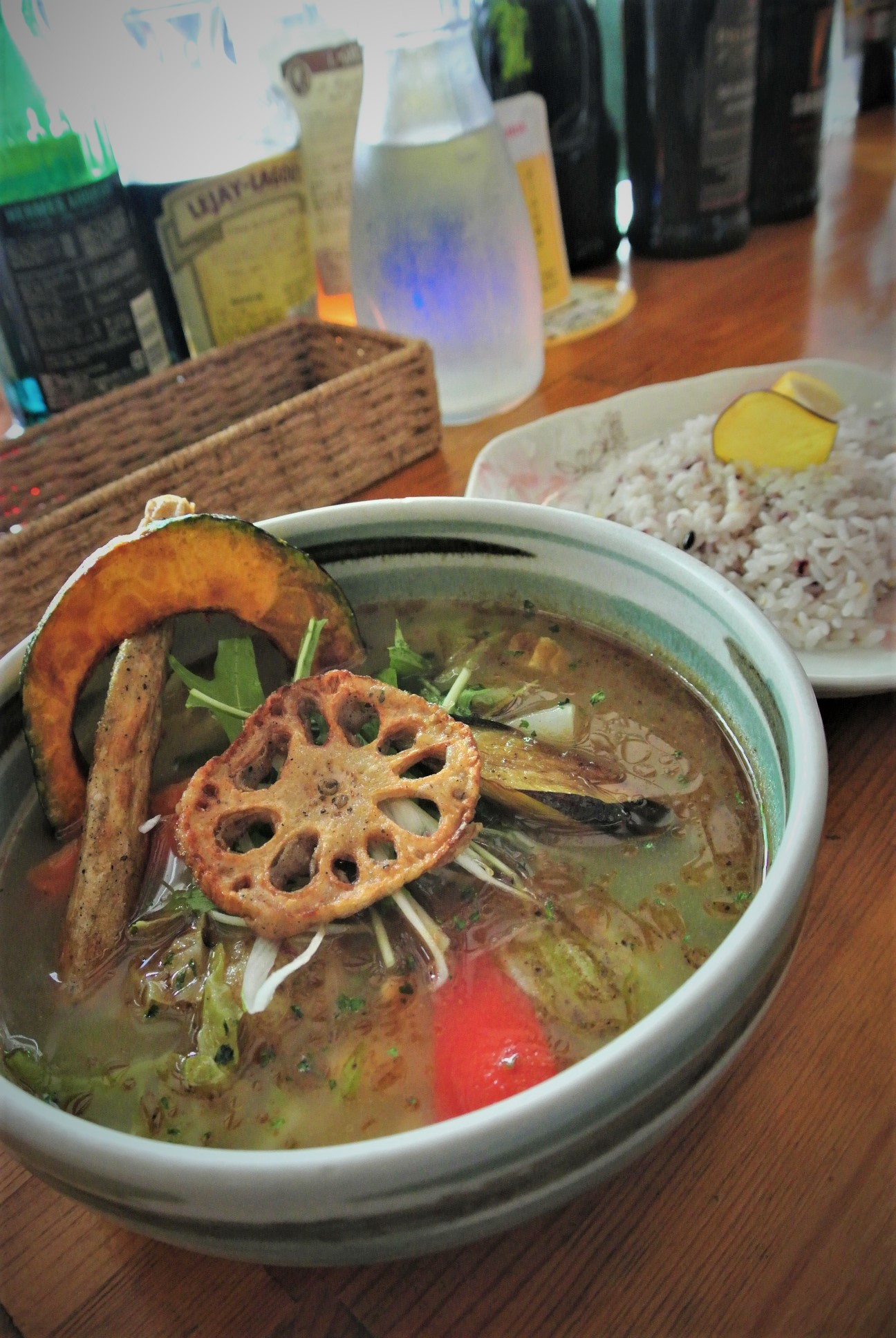 南葉亭のスープカレー。ごろごろとした野菜と、鮮やかな辛さでとても温まる。