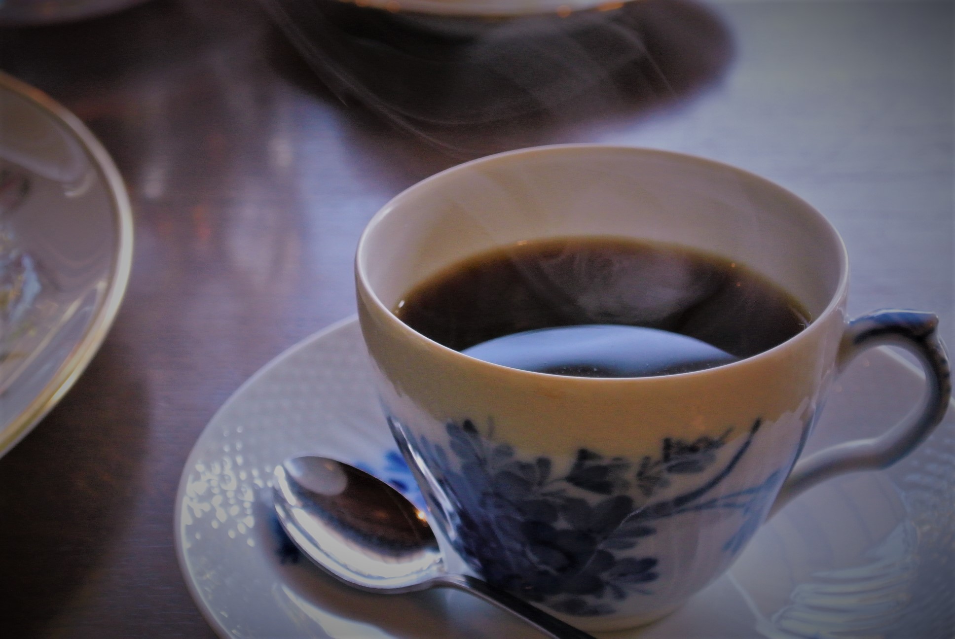 葉山珈琲パッパニーニョ<br />
の淹れたてコーヒー。芳醇な湯気が香り立つ。