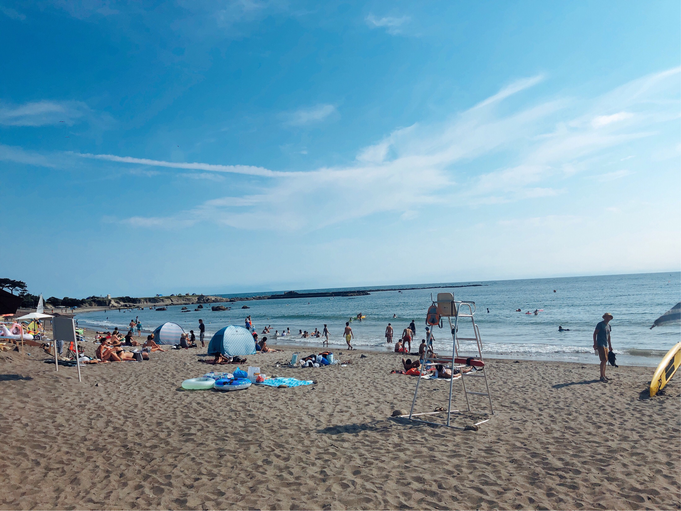 CNNにも選ばれた葉山を代表とする一色海岸。夏は海水浴や海の家を楽しむ人であふれ、カラフルな眺め