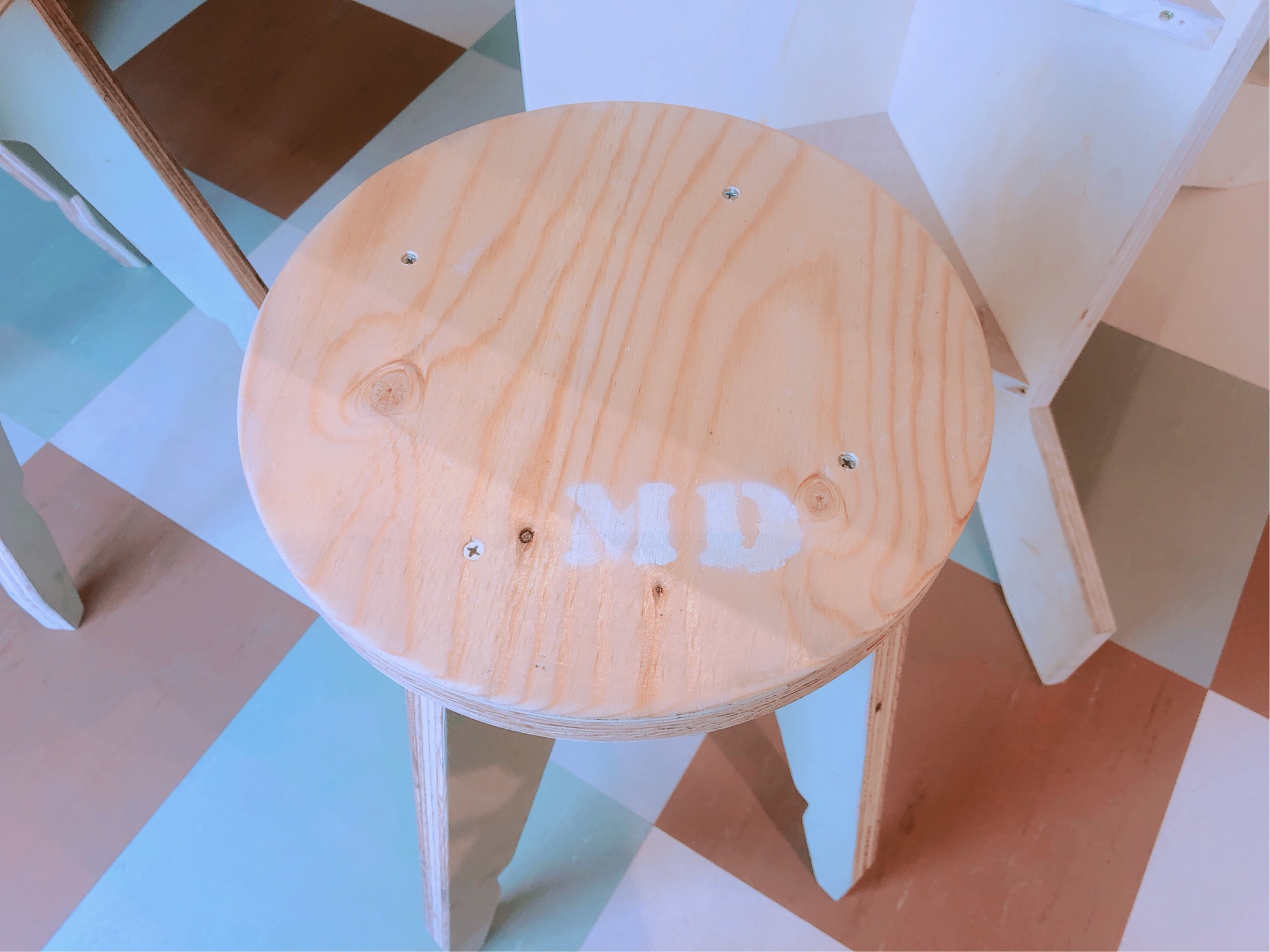ミサキドーナツの椅子。MISAKI DONUTSのイニシャル＝MDが書かれた椅子が可愛らしい。