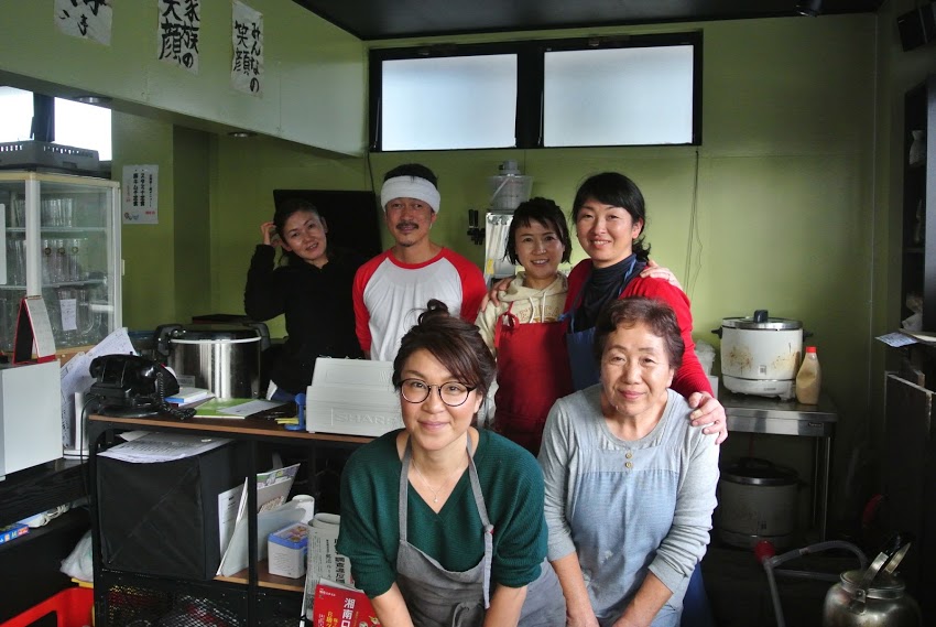 山海亭のお店の皆さんの写真。女性５人と男性１人。皆笑顔が素敵。