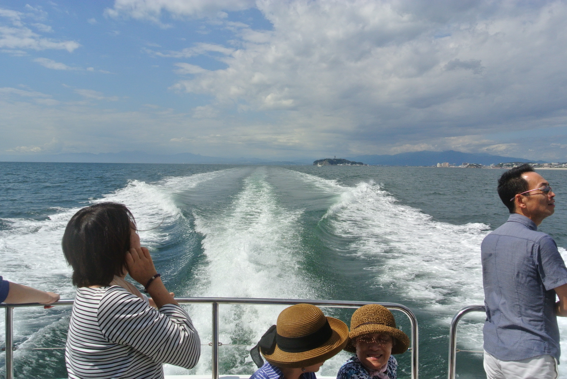船尾から見る江ノ島