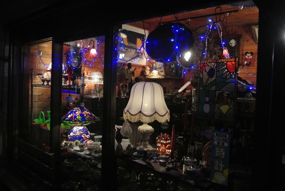 葉山のアンティークショップ、古古（CoCo）。夜のとばりが下りた後、店頭で輝くランプが幻想的だ。