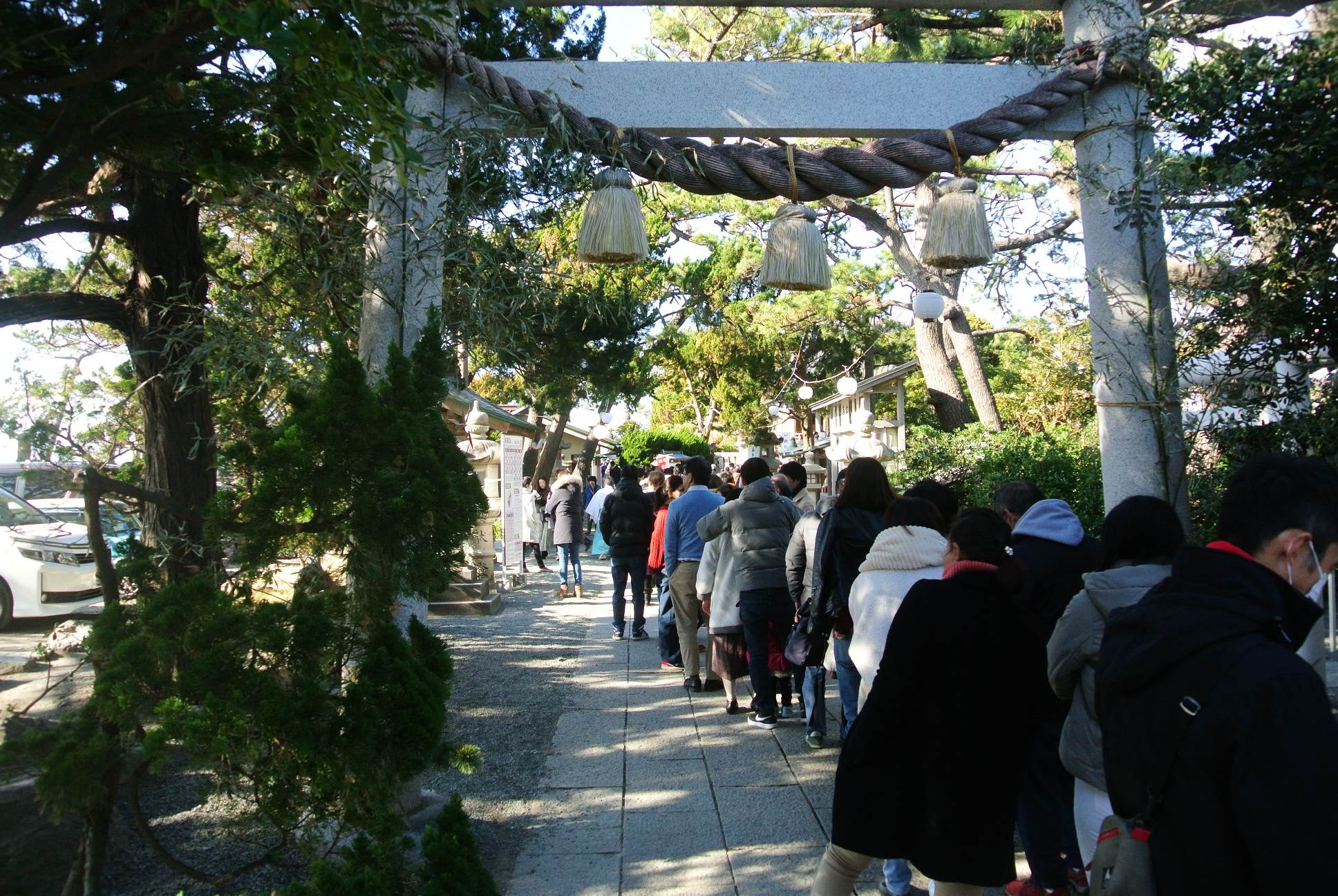 森戸神社の参道。初詣の列が並ぶ