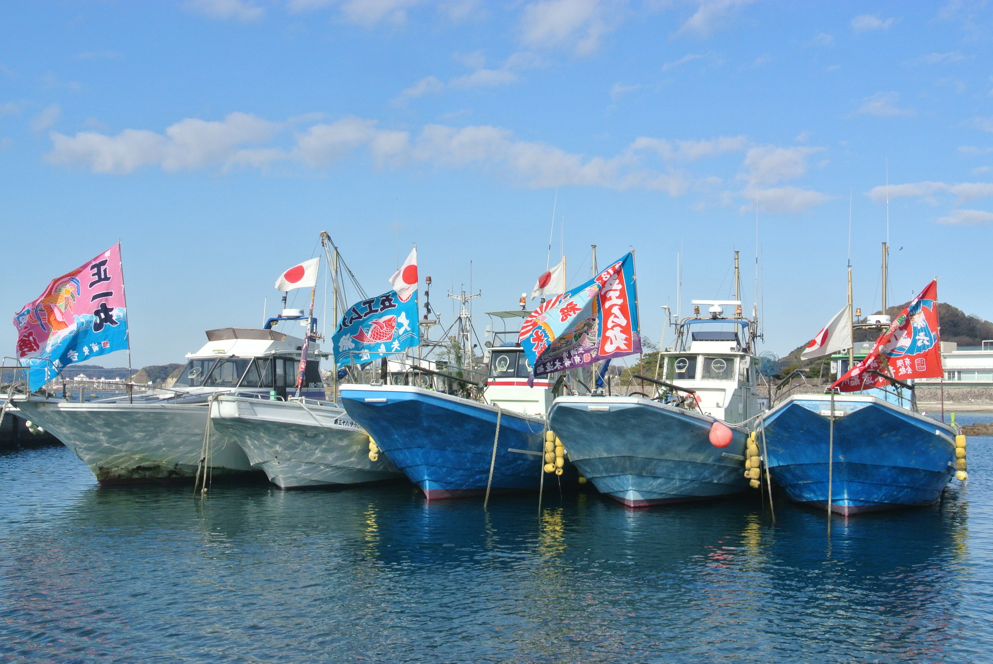 真名瀬漁港の漁船団が5台並ぶ。