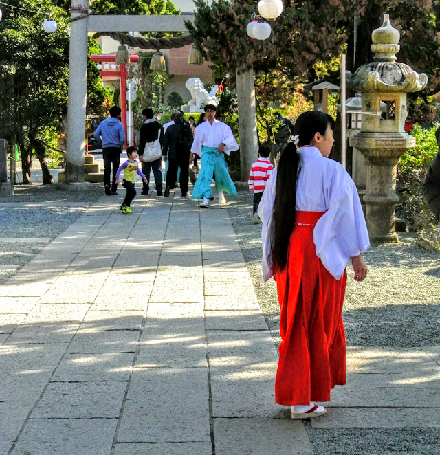 森戸神社境内。巫女さんが歩いている