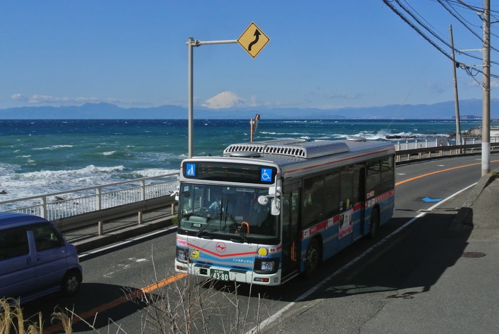 南葉山西海岸通りを走るバス。左手には大きく広がる海が見える。