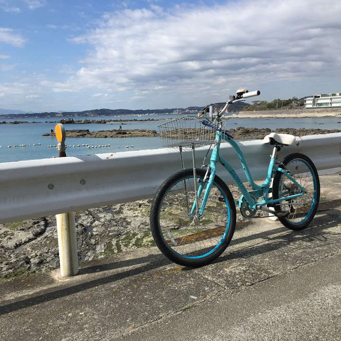 レンタサイクルで海へ。自転車のバックに青い海が広がる