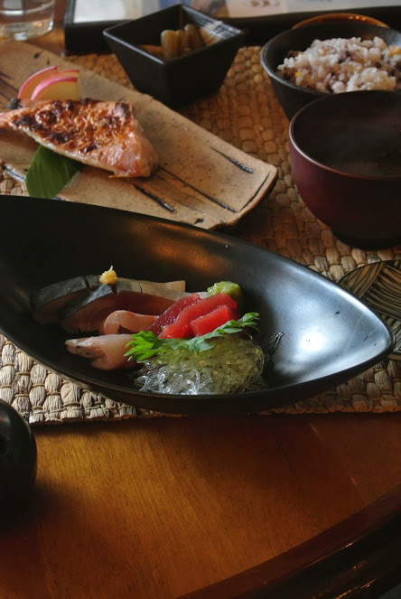 本日の焼き魚とお刺身のランチ。お刺身は3種類盛り。