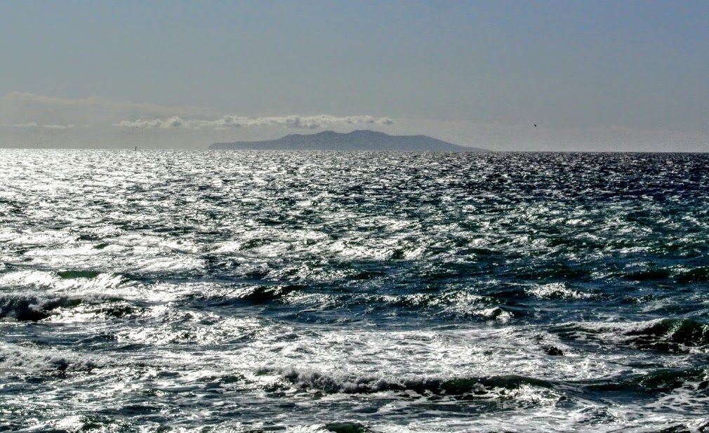 葉山の海。波が激しくうねっている。